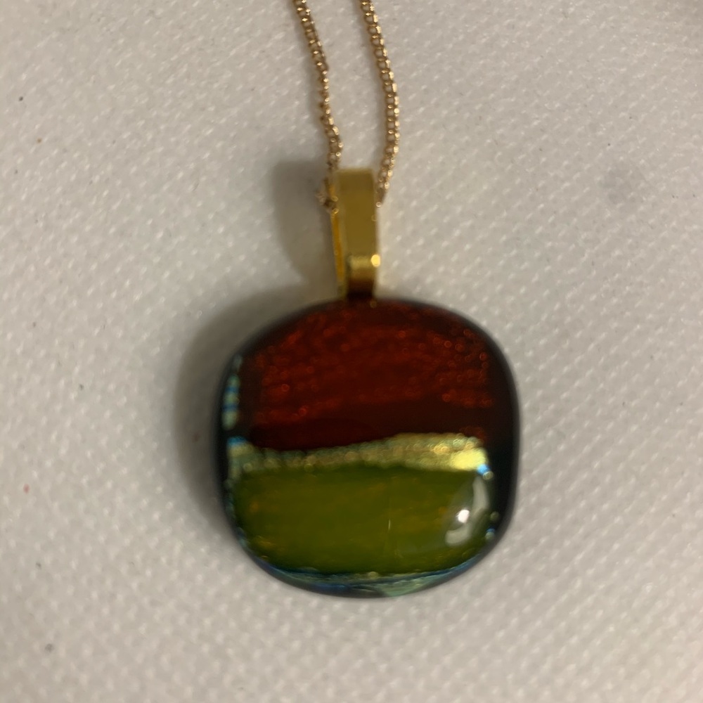 This beautiful women’s dichroic pendant